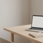 Svetel, miren delovni prostor z zvezkom in prenosnikom – vodnik o odvisnosti od iger na srečo v Sloveniji (brez sprožilnih podob)